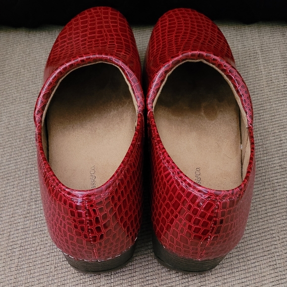 GH BASS & CO ROBYN RED EMBOSSED SLIP ON CLOGS - Picture 5 of 12